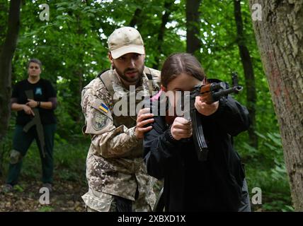 Lviv, Ukraine 13. Juni 2024. Ukrainische Zivilisten nehmen an einer militärischen Ausbildung für Zivilisten Teil. Mehr als 5500 Zivilisten waren seit September 2022 an den Trainings beteiligt, die vom Lviv Zivilen Vorbereitungszentrum organisiert wurden und von Freiwilligen Serhii Prytula gefunden wurden. Militärische Ausbilder bilden potentiell mobilisierte und zivile Personen aus, die kämpfen, Waffen, Taktik und Schießen lernen wollen. Russische Truppen drangen im Februar 2022 in ukrainisches Gebiet ein und begannen einen Konflikt, der Zerstörung und eine humanitäre Krise hervorgerufen hat. Stockfoto