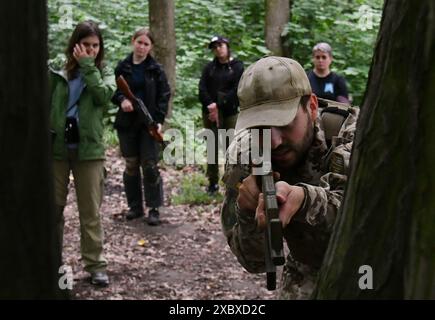 Lviv, Ukraine 13. Juni 2024. Ukrainische Zivilisten nehmen an einer militärischen Ausbildung für Zivilisten Teil. Mehr als 5500 Zivilisten waren seit September 2022 an den Trainings beteiligt, die vom Lviv Zivilen Vorbereitungszentrum organisiert wurden und von Freiwilligen Serhii Prytula gefunden wurden. Militärische Ausbilder bilden potentiell mobilisierte und zivile Personen aus, die kämpfen, Waffen, Taktik und Schießen lernen wollen. Russische Truppen drangen im Februar 2022 in ukrainisches Gebiet ein und begannen einen Konflikt, der Zerstörung und eine humanitäre Krise hervorgerufen hat. Stockfoto