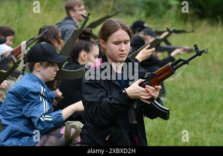 Lviv, Ukraine 13. Juni 2024. Ukrainische Zivilisten nehmen an einer militärischen Ausbildung für Zivilisten Teil. Mehr als 5500 Zivilisten waren seit September 2022 an den Trainings beteiligt, die vom Lviv Zivilen Vorbereitungszentrum organisiert wurden und von Freiwilligen Serhii Prytula gefunden wurden. Militärische Ausbilder bilden potentiell mobilisierte und zivile Personen aus, die kämpfen, Waffen, Taktik und Schießen lernen wollen. Russische Truppen drangen im Februar 2022 in ukrainisches Gebiet ein und begannen einen Konflikt, der Zerstörung und eine humanitäre Krise hervorgerufen hat. Stockfoto