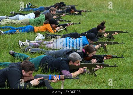 Lviv, Ukraine 13. Juni 2024. Ukrainische Zivilisten nehmen an einer militärischen Ausbildung für Zivilisten Teil. Mehr als 5500 Zivilisten waren seit September 2022 an den Trainings beteiligt, die vom Lviv Zivilen Vorbereitungszentrum organisiert wurden und von Freiwilligen Serhii Prytula gefunden wurden. Militärische Ausbilder bilden potentiell mobilisierte und zivile Personen aus, die kämpfen, Waffen, Taktik und Schießen lernen wollen. Russische Truppen drangen im Februar 2022 in ukrainisches Gebiet ein und begannen einen Konflikt, der Zerstörung und eine humanitäre Krise hervorgerufen hat. Stockfoto