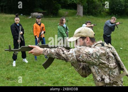 Lviv, Ukraine 13. Juni 2024. Ukrainische Zivilisten nehmen an einer militärischen Ausbildung für Zivilisten Teil. Mehr als 5500 Zivilisten waren seit September 2022 an den Trainings beteiligt, die vom Lviv Zivilen Vorbereitungszentrum organisiert wurden und von Freiwilligen Serhii Prytula gefunden wurden. Militärische Ausbilder bilden potentiell mobilisierte und zivile Personen aus, die kämpfen, Waffen, Taktik und Schießen lernen wollen. Russische Truppen drangen im Februar 2022 in ukrainisches Gebiet ein und begannen einen Konflikt, der Zerstörung und eine humanitäre Krise hervorgerufen hat. Stockfoto