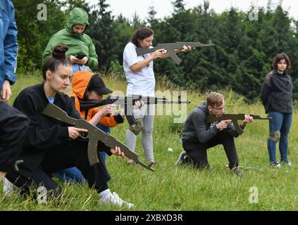 Lviv, Ukraine 13. Juni 2024. Ukrainische Zivilisten nehmen an einer militärischen Ausbildung für Zivilisten Teil. Mehr als 5500 Zivilisten waren seit September 2022 an den Trainings beteiligt, die vom Lviv Zivilen Vorbereitungszentrum organisiert wurden und von Freiwilligen Serhii Prytula gefunden wurden. Militärische Ausbilder bilden potentiell mobilisierte und zivile Personen aus, die kämpfen, Waffen, Taktik und Schießen lernen wollen. Russische Truppen drangen im Februar 2022 in ukrainisches Gebiet ein und begannen einen Konflikt, der Zerstörung und eine humanitäre Krise hervorgerufen hat. Stockfoto