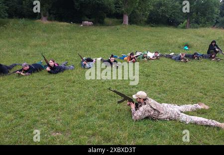 Lviv, Ukraine 13. Juni 2024. Ukrainische Zivilisten nehmen an einer militärischen Ausbildung für Zivilisten Teil. Mehr als 5500 Zivilisten waren seit September 2022 an den Trainings beteiligt, die vom Lviv Zivilen Vorbereitungszentrum organisiert wurden und von Freiwilligen Serhii Prytula gefunden wurden. Militärische Ausbilder bilden potentiell mobilisierte und zivile Personen aus, die kämpfen, Waffen, Taktik und Schießen lernen wollen. Russische Truppen drangen im Februar 2022 in ukrainisches Gebiet ein und begannen einen Konflikt, der Zerstörung und eine humanitäre Krise hervorgerufen hat. Stockfoto