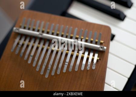 Nahaufnahme eines Kalimba-Musikinstruments aus braunem Holz Stockfoto