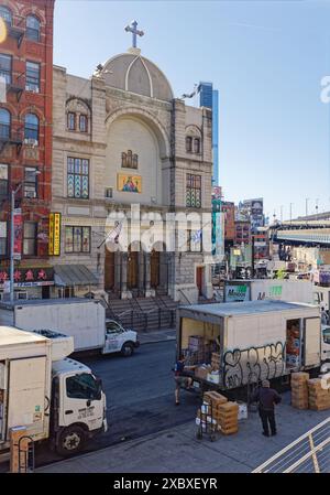 NYC Chinatown: St. Barbara Greek Orthodox Church, ursprünglich eine orthodoxe jüdische Synagoge, erinnert an die wechselnde Bevölkerung Chinatowns. Stockfoto