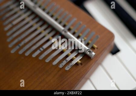 Nahaufnahme eines Kalimba-Musikinstruments aus braunem Holz Stockfoto