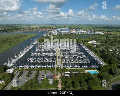 Makkum Overview, Friesland, Niederlande. Makkumerdiep-Kanal. Luftaufnahme. Stockfoto