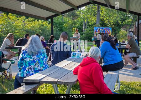 Detroit, Michigan - Mitglieder der Morningside Community organisieren ihre monatliche Tagung in einem Park in ihrer Nachbarschaft. Marc Maxey (weißer Jack Stockfoto