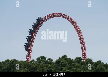 Riesige Achterbahnfahrt aus der Ferne vor blauem Himmel Stockfoto