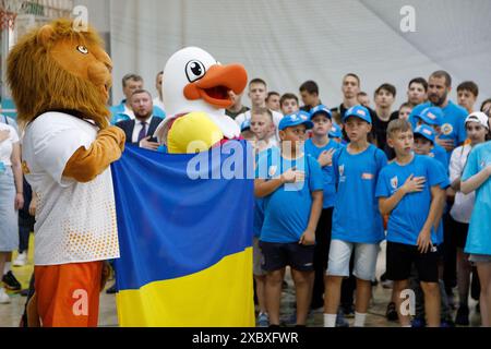 Nicht exklusiv: KIEW, UKRAINE - 12. JUNI 2024 - Teilnehmer der V. Endphase der größten Studentenwettbewerbe 'Seite an Seite All-Ukrainische Sch Stockfoto