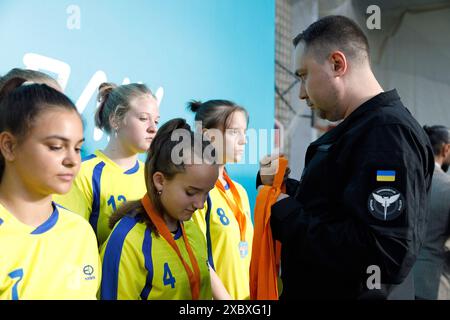 Nicht exklusiv: KIEW, UKRAINE - 12. JUNI 2024 - Chef des Verteidigungsgeheimdienstes der Ukraine Kyrylo Budanov überreicht Auszeichnungen an die Gewinner des V. F. Stockfoto