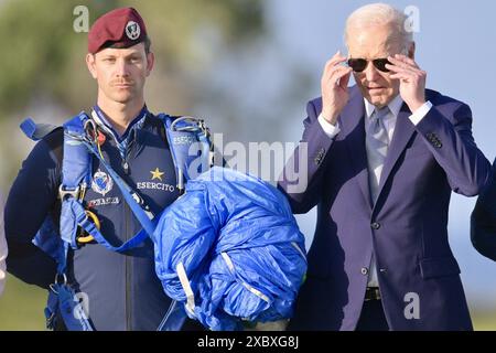 Toasts, . Juni 2024. US-Präsident Joe Biden begrüßt die Fallschirmjäger der italienischen Armee, nachdem er am 13. Juni 2024 auf dem G7-Gipfel in Borgo Egnazia (Brindisi) in Italien aufgetreten war. US-Präsident Joe Biden begrüßt die Fallschirmjäger der italienischen Armee, nachdem er am 13. Juni 2024 auf dem G7-Gipfel in Borgo Egnazia (Brindisi) in Italien aufgetreten war. Quelle: Unabhängige Fotoagentur/Alamy Live News Stockfoto