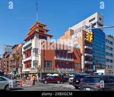 NYC Chinatown: POY Gum Lee wurde im Leong Tong Building (Merchants’ Association Building) mit traditionellen chinesischen Architekturelementen entworfen. Stockfoto