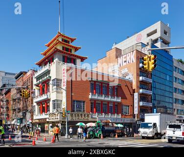 NYC Chinatown: POY Gum Lee wurde im Leong Tong Building (Merchants’ Association Building) mit traditionellen chinesischen Architekturelementen entworfen. Stockfoto