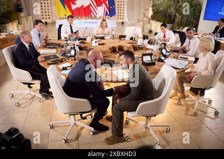 Savelletri di Fasano, Italien. Juni 2024. Die Staats- und Regierungschefs der G7 nehmen ihren Sitz zum Beginn des 50. G7-Gipfels im Resort Borgo Egnazia am 13. Juni 2024 in Savelletri di Fasano, Italien, ein. Von links sitzend: Präsident des Europäischen Rates Charles Michel, deutscher Bundeskanzler Olaf Schotz, französischer Präsident Emmanuel Macron, italienische Premierministerin Giorgia Meloni, japanischer Premierminister Fumio Kishida, britischer Premierminister Rishi Sunak, Präsident der Europäischen Kommission Ursula von der Leyen und ukrainischer Präsident Wolodymyr Zelensky. Quelle: Pool Photo/Ukrainische Präsidentenpresse/Alamy Live News Stockfoto