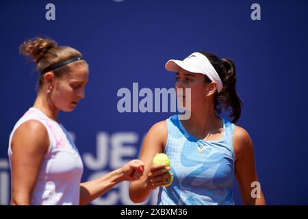 Valencia, Spanien. Juni 2024. Yvonne Cavalle-Reimers (L) und Leyre Romero Gormaz (R) aus Spanien reagieren beim Doppel-Spiel gegen Alena Fomina-Klotz und Vivian Heisen aus Germnany (nicht abgebildet) während der BBVA Open Internacional von Valencia im Sporting Tennis Valencia. Yvonne Cavalle-Reimers und Leyre Romero Gormaz aus Spanien gewannen 6-4 (Foto: Vicente Vidal Fernandez/SOPA Images/SIPA USA) Credit: SIPA USA/Alamy Live News Stockfoto