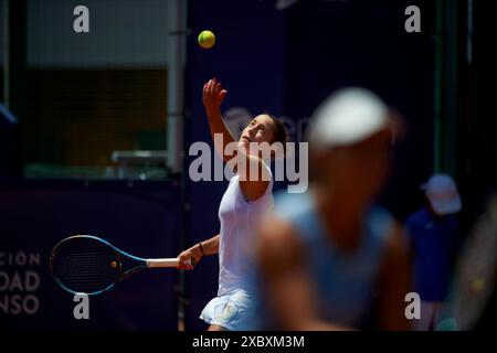 Valencia, Spanien. Juni 2024. Yvonne Cavalle-Reimers (L) und Leyre Romero Gormaz (R) aus Spanien im Doppel-Spiel gegen Alena Fomina-Klotz und Vivian Heisen aus Germnany (nicht abgebildet) während der BBVA Open Internacional von Valencia im Sporting Tennis Valencia. Yvonne Cavalle-Reimers und Leyre Romero Gormaz aus Spanien gewannen 6-4 (Foto: Vicente Vidal Fernandez/SOPA Images/SIPA USA) Credit: SIPA USA/Alamy Live News Stockfoto