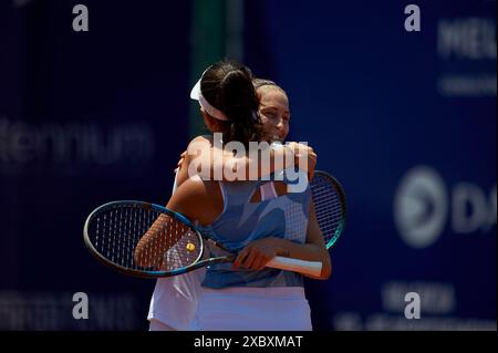 Valencia, Spanien. Juni 2024. Leyre Romero Gormaz (L) und Yvonne Cavalle-Reimers (R) aus Spanien feiern einen Punkt gegen Alena Fomina-Klotz und Vivian Heisen aus Germnany (nicht abgebildet) während der BBVA Open Internacional von Valencia im Sporting Tennis Valencia. Yvonne Cavalle-Reimers und Leyre Romero Gormaz aus Spanien gewannen 6-4 (Foto: Vicente Vidal Fernandez/SOPA Images/SIPA USA) Credit: SIPA USA/Alamy Live News Stockfoto