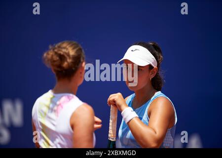 Valencia, Spanien. Juni 2024. Yvonne Cavalle-Reimers (L) und Leyre Romero Gormaz (R) aus Spanien während des Doppelspiels gegen Alena Fomina-Klotz und Vivian Heisen aus Germnany (nicht abgebildet) während der BBVA Open Internacional von Valencia im Sporting Tennis Valencia. Yvonne Cavalle-Reimers und Leyre Romero Gormaz aus Spanien gewannen 6-4 (Foto: Vicente Vidal Fernandez/SOPA Images/SIPA USA) Credit: SIPA USA/Alamy Live News Stockfoto