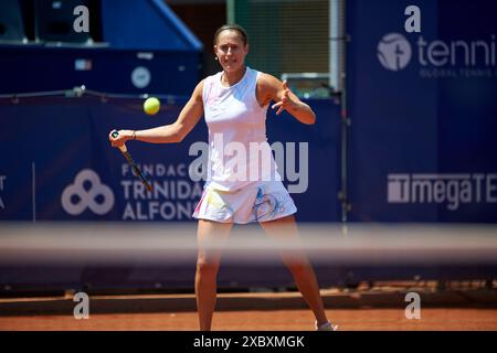 Valencia, Spanien. Juni 2024. Yvonne Cavalle-Reimers aus Spanien im Doppel-Spiel zwischen Yvonne Cavalle-Reimers und Leyre Romero Gormaz aus Spanien gegen Alena Fomina-Klotz und Vivian Heisen aus Deutschland (nicht abgebildet) während der BBVA Open Internacional von Valencia im Sporting Tennis Valencia. Yvonne Cavalle-Reimers und Leyre Romero Gormaz aus Spanien gewannen 6-4 (Foto: Vicente Vidal Fernandez/SOPA Images/SIPA USA) Credit: SIPA USA/Alamy Live News Stockfoto