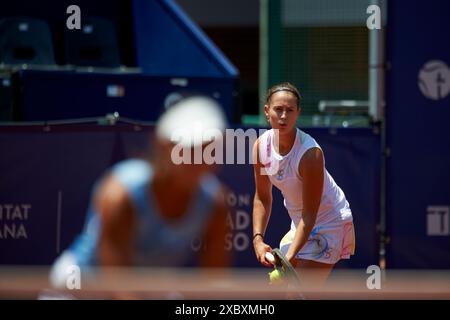 Valencia, Spanien. Juni 2024. Leyre Romero Gormaz (L) und Yvonne Cavalle-Reimers (R) aus Spanien im Doppel-Spiel gegen Alena Fomina-Klotz und Vivian Heisen aus Germnany (nicht abgebildet) während der BBVA Open Internacional von Valencia im Sporting Tennis Valencia. Yvonne Cavalle-Reimers und Leyre Romero Gormaz aus Spanien gewannen 6-4 (Foto: Vicente Vidal Fernandez/SOPA Images/SIPA USA) Credit: SIPA USA/Alamy Live News Stockfoto