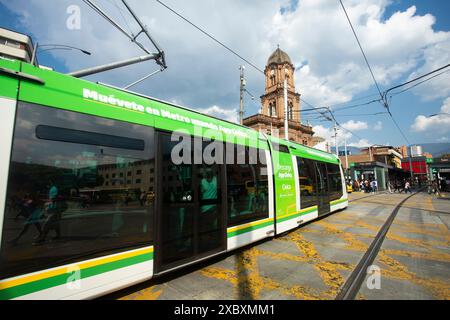 Medellin, Antioquia - Kolumbien - 25. Februar 2023. Am 31. März 2016 kam ein neues Transportmittel im zentralen östlichen Teil der Stadt ​​the an Stockfoto