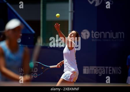 Valencia, Spanien. Juni 2024. Yvonne Cavalle-Reimers aus Spanien im Doppel-Spiel zwischen Yvonne Cavalle-Reimers und Leyre Romero Gormaz aus Spanien gegen Alena Fomina-Klotz und Vivian Heisen aus Deutschland (nicht abgebildet) während der BBVA Open Internacional von Valencia im Sporting Tennis Valencia. Yvonne Cavalle-Reimers und Leyre Romero Gormaz aus Spanien gewannen 6-4 (Foto: Vicente Vidal Fernandez/SOPA Images/SIPA USA) Credit: SIPA USA/Alamy Live News Stockfoto