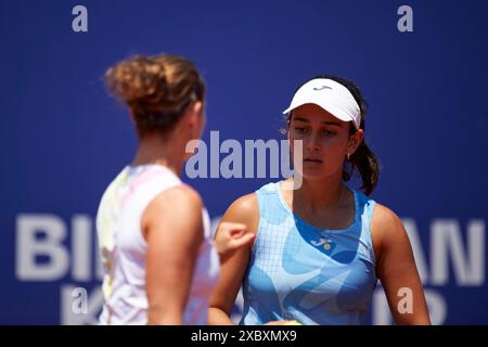 Valencia, Spanien. Juni 2024. Yvonne Cavalle-Reimers (L) und Leyre Romero Gormaz (R) aus Spanien während des Doppelspiels gegen Alena Fomina-Klotz und Vivian Heisen aus Germnany (nicht abgebildet) während der BBVA Open Internacional von Valencia im Sporting Tennis Valencia. Yvonne Cavalle-Reimers und Leyre Romero Gormaz aus Spanien gewannen 6-4 (Foto: Vicente Vidal Fernandez/SOPA Images/SIPA USA) Credit: SIPA USA/Alamy Live News Stockfoto