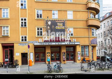 BERLIN - 16. FEBRUAR 2024, das 'Babylon Orchestra Berlin' Kinofassade in Berlin Mitte. Stockfoto