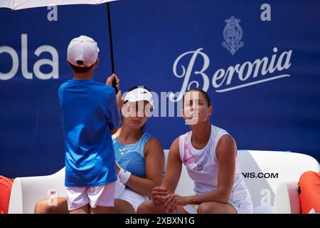 Valencia, Spanien. Juni 2024. Leyre Romero Gormaz (L) und Yvonne Cavalle-Reimers (R) aus Spanien während des Doppelspiels gegen Alena Fomina-Klotz und Vivian Heisen aus Germnany (nicht abgebildet) während der BBVA Open Internacional von Valencia im Sporting Tennis Valencia. Yvonne Cavalle-Reimers und Leyre Romero Gormaz aus Spanien gewannen 6-4 (Foto: Vicente Vidal Fernandez/SOPA Images/SIPA USA) Credit: SIPA USA/Alamy Live News Stockfoto