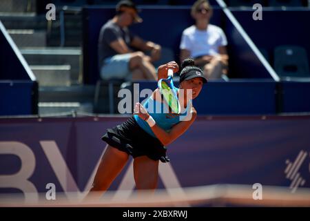 Valencia, Spanien. Juni 2024. Ann Li aus den USA spielt gegen Martina Trevisan aus Italien (nicht abgebildet) während der BBVA Open Internacional of Valencia im Sporting Tennis Valencia. Ann Li aus den USA gewann 2.-6., 6.-3. 6-3 (Foto: Vicente Vidal Fernandez/SOPA Images/SIPA USA) Credit: SIPA USA/Alamy Live News Stockfoto