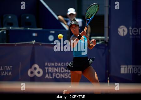 Valencia, Spanien. Juni 2024. Ann Li aus den USA spielt gegen Martina Trevisan aus Italien (nicht abgebildet) während der BBVA Open Internacional of Valencia im Sporting Tennis Valencia. Ann Li aus den USA gewann 2.-6., 6.-3. 6-3 (Foto: Vicente Vidal Fernandez/SOPA Images/SIPA USA) Credit: SIPA USA/Alamy Live News Stockfoto