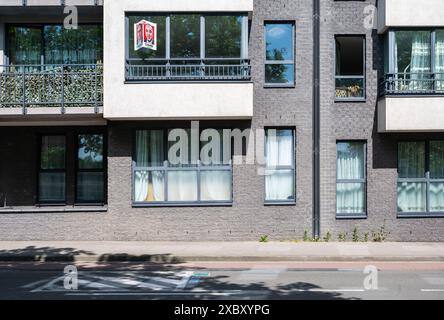 Neder-over-Heembeek, Belgien, 8. Juni 2024 - zeitgenössische Fassade eines Wohnblocks Stockfoto