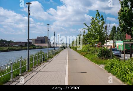 Neder-over-Heembeek, Belgien, 8. Juni 2024 - großer Radweg am Ufer des Meereskanals Stockfoto