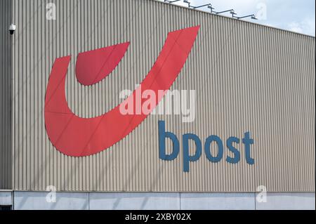 Neder-Over-Heembeek, Belgien, 8. Juni 2024 – Logo des Brussels X Bpost Sorting Center Stockfoto