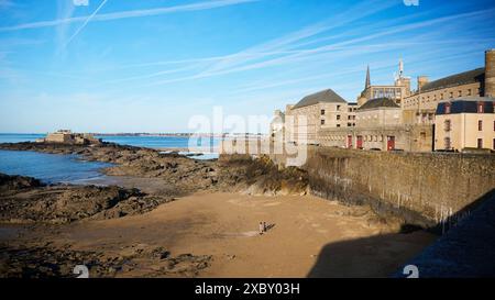 Strand Sant Malo bei sonnigem Wetter bei Ebbe mit wunderschönem blauen Himmel Stockfoto