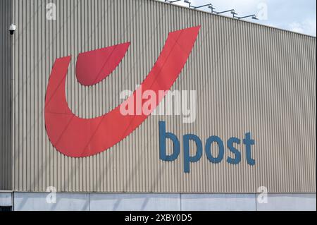 Neder-Over-Heembeek, Belgien, 8. Juni 2024 – Logo des Brussels X Bpost Sorting Center Stockfoto