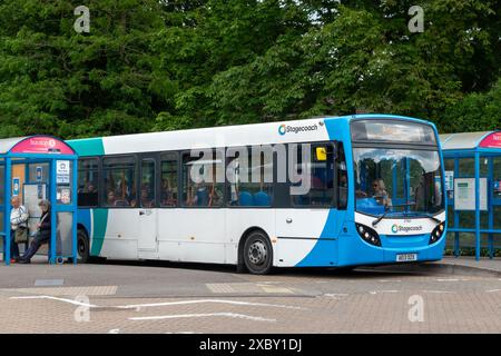 Ein Stagecoach Bus mit Passagieren A sitzen und Einsteigen in der Bushaltestelle des Krankenhauses Addenbrookes Stockfoto