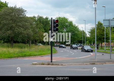 Verkehrskreisverkehr am Eingang der Hills Road zum Addenbrookes Krankenhaus Stockfoto