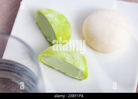 Traditionelles japanisches Dessert Mochi Reis Kuchen serviert auf Teller Stockfoto
