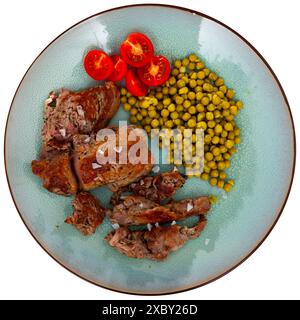 Über offenem Feuer gekochtes Rindfleisch mit appetitlicher Kruste und dunklen Streifen mit Kirschtomaten und Bohnen Stockfoto