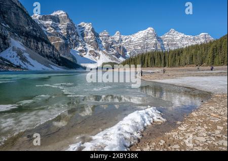 Am Ufer des Moraine Lake im Valley of the Ten Peaks in Alberta, Kanada, stehen nicht erkennbare Menschen Stockfoto
