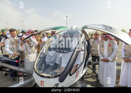 (240613) -- MEKKA, 13. Juni 2024 (Xinhua) -- Menschen erleben ein unbemanntes Lufttaxi während eines Testversuchs in Mekka, Saudi-Arabien, am 12. Juni 2024. Saudische und chinesische Unternehmen haben einen erfolgreichen Testversuch mit dem ersten unbemannten Lufttaxi in Mekka, Saudi-Arabien, durchgeführt. Die Demonstration wurde am Mittwoch von der Front End Limited Company durchgeführt, einem saudischen Unternehmen, das sich auf die Integration fortschrittlicher Technologien in verschiedenen Sektoren spezialisiert hat, in Partnerschaft mit EHang, einem chinesischen Unternehmen für autonome Luftfahrzeugtechnologien. (Front End Limited Company/Handout über Xinhua) Stockfoto