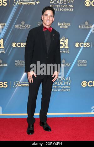 Juni 2024, Los Angeles, CA, USA: LOS ANGELES - 7. JUN: Mike Manning kommt am 7. Juni 2024 bei den 51. Daytime Emmy Awards an - Arialen im Bonaventure Hotel in Los Angeles, CA. (Credit Image: © Kay Blake/ZUMA Press Wire) NUR ZUR REDAKTIONELLEN VERWENDUNG! Nicht für kommerzielle ZWECKE! Stockfoto