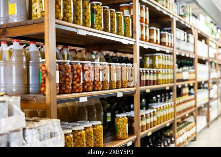 Dosen von grünen Oliven in Dosen sind im Supermarktregel. Stockfoto