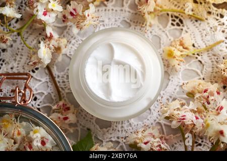 Creme für die Adern aus frischen Rosskastanienblüten, Blick von oben Stockfoto