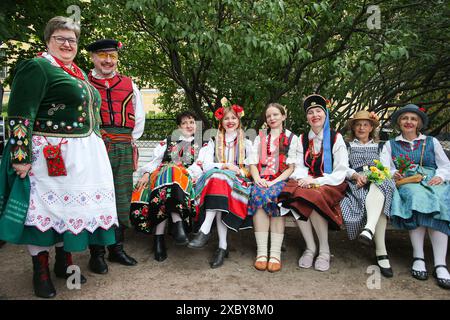 Mitglieder einer Tanzgruppe in polnischen Nationalkostümen machen während einer Pause ein Gruppenfoto, bevor sie eine Vorstellung bei der festlichen Veranstaltung „Ball der Nationalitäten“ machen, die zum russischen Tag in St. Petersburg organisiert wird. Viele zeremonielle Veranstaltungen fanden in St. Petersburg am Russland-Tag statt. Am Nachmittag fand im Alexandergarten der „Ball der Nationalitäten“ statt. Am Abend begann ein festliches Konzert auf dem Territorium der Peter-und-Paul-Festung unter Beteiligung des Gouverneurs von St. Petersburg, Alexander Beglov. Auf dem Gelände der Festung gab es verschiedene Themenspielplätze sowie Meister Stockfoto