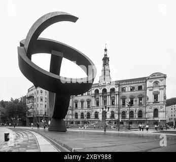 Die Alternative Ovoid, Skulptur von Jorge Oteiza, vor dem Rathaus, Bilbao, Provinz Biskaya, Autonome Gemeinschaft des Baskenlandes, Spanien Stockfoto