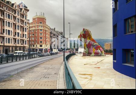 Puppy Floral Sculpture von Jeff Koons in der Nähe des Eingangs des Guggenheim Museums Bilbao Spanien Stockfoto