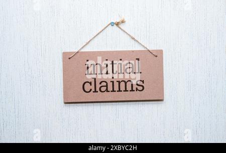 Auf dem Schreibtisch befindet sich ein sauberes, weißes Blatt Papier und ein Stift. Zweifel, eine Entscheidung treffen, ein neues Geschäft starten. Stockfoto